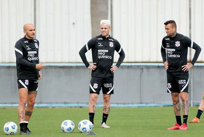 Fábio Santos, Roger Guedes e Luan - Treino Corinthians