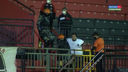 Torcedor foi retirado do estádio pela polícia após acusação