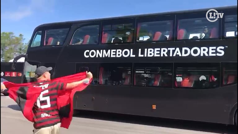 Chegada da delegação do Flamengo (Reprodução de vídeo)