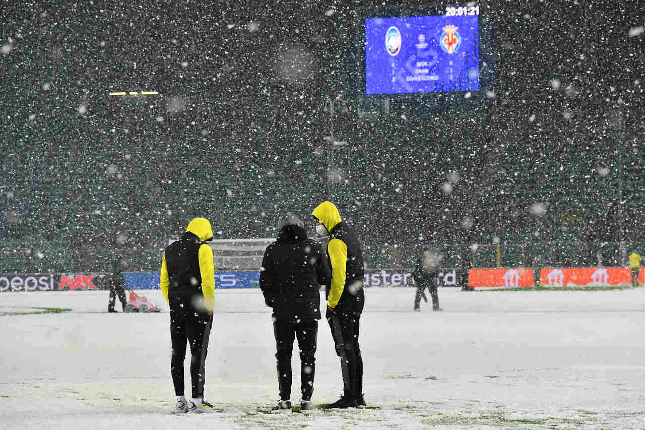 Neve no estádio da Atalanta antes de jogo com o Villarreal