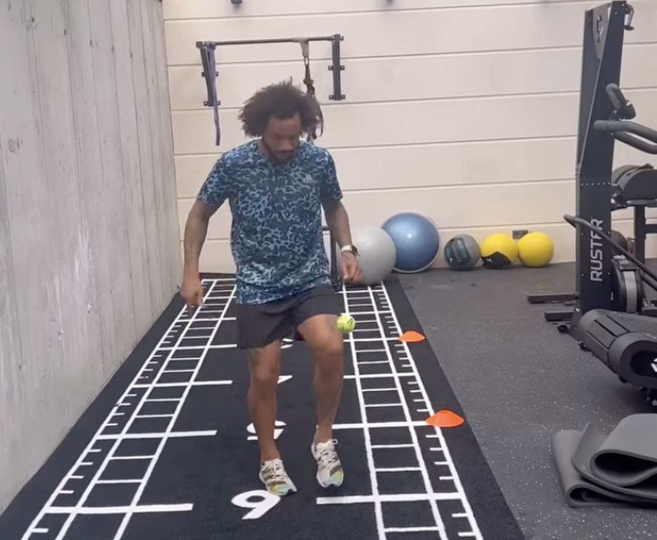 Marcelo fazendo embaixadinha com bola e tênis