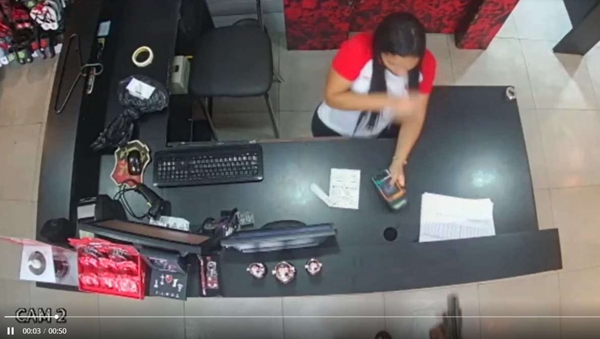 Vídeo mostra assalto em loja do Flamengo, em Belford Roxo
