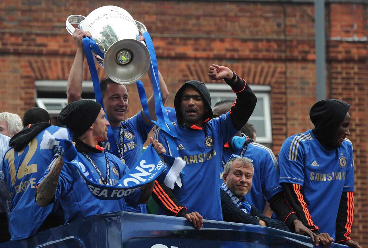Chelsea campeão da Champions League 2012 - Comemoração no ônibus das ruas de Londres com jogadores e Roman Abramovich
