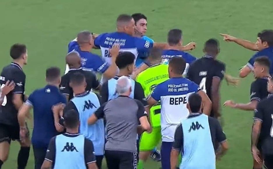 Fluminense x Botafogo - confusão com árbitro