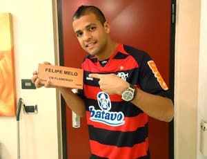 Felipe Melo com tijolinho do Flamengo
