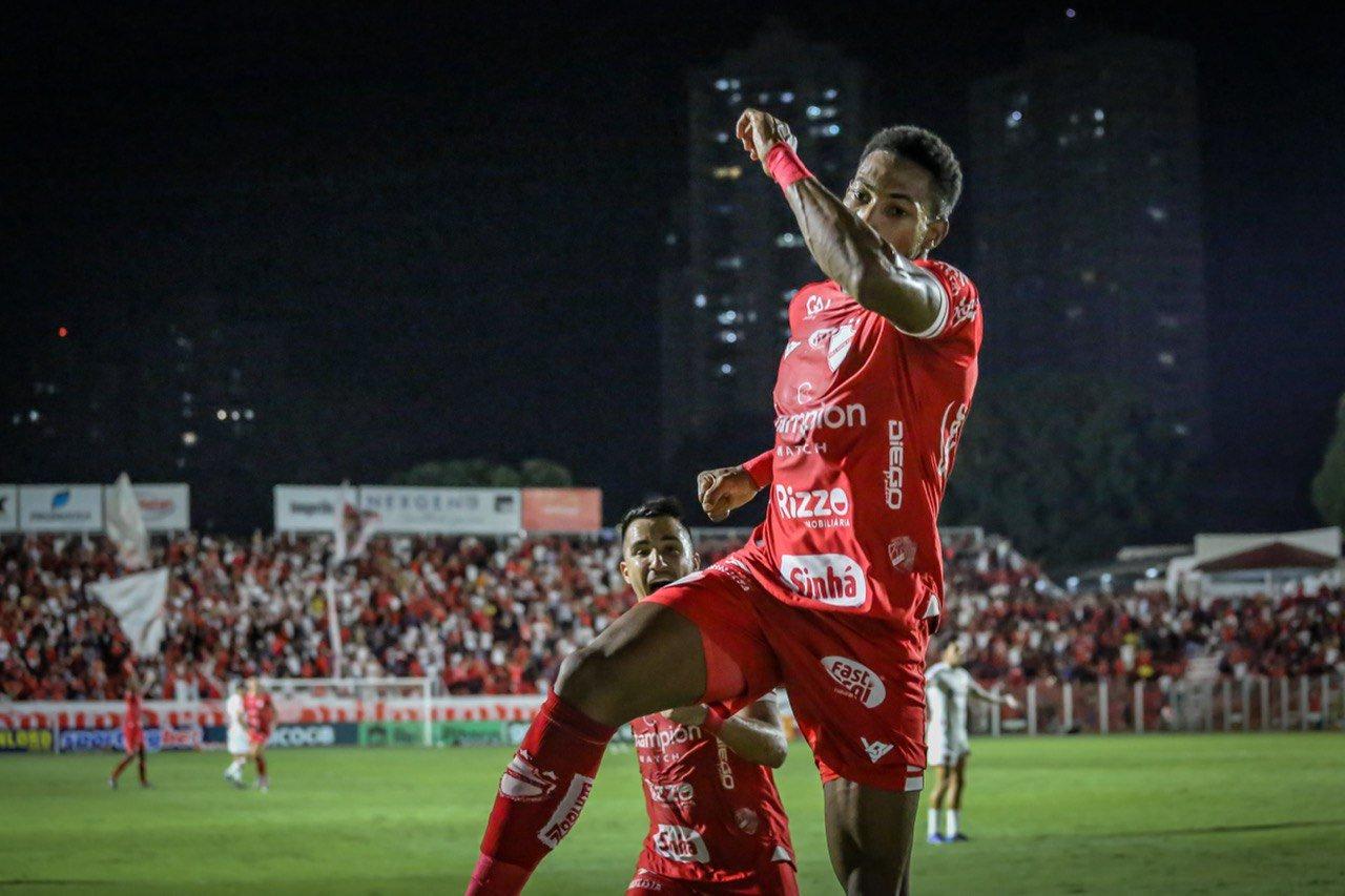 Paulo Dyego comemorando gol do Vila Nova