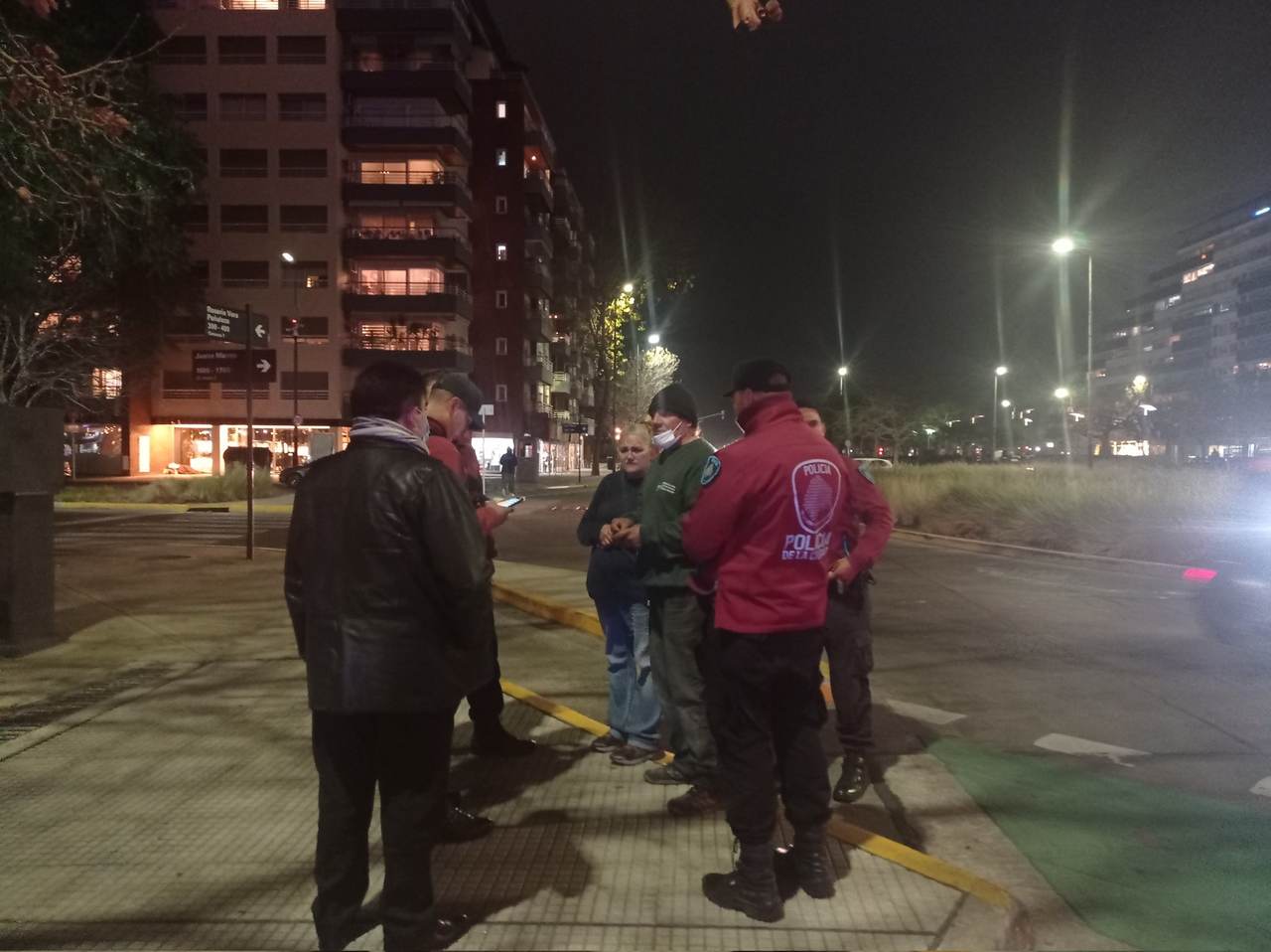 Torcedor Boca sendo autuado na porta do hotel do Corinthians em Buenos Aires