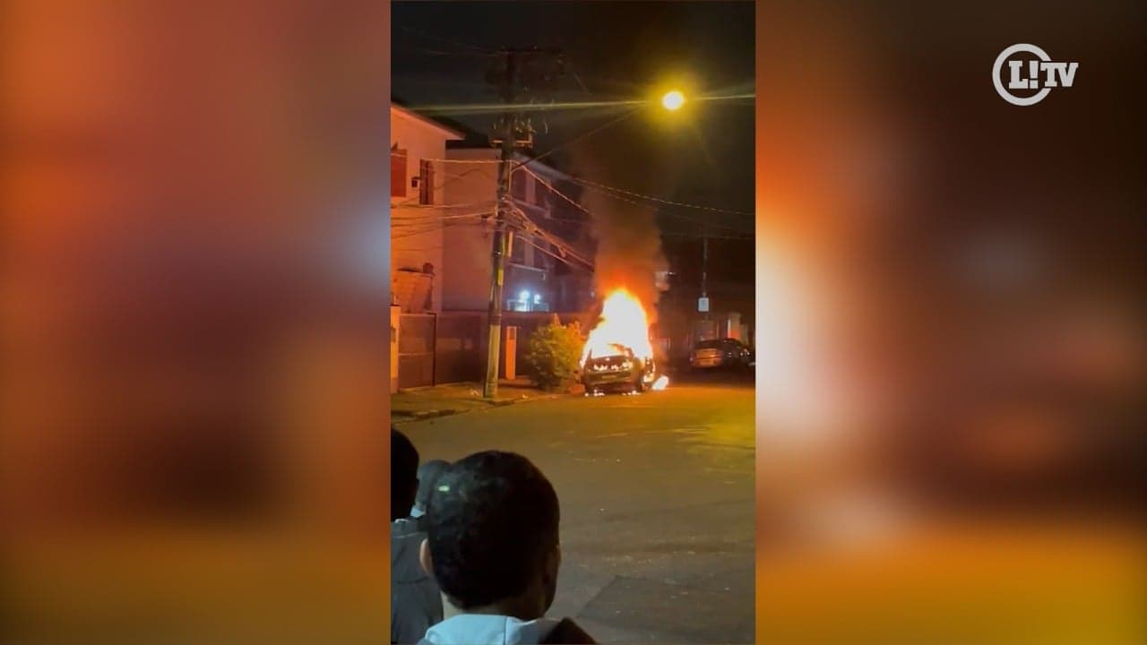 Carro incendiado na Vila Belmiro