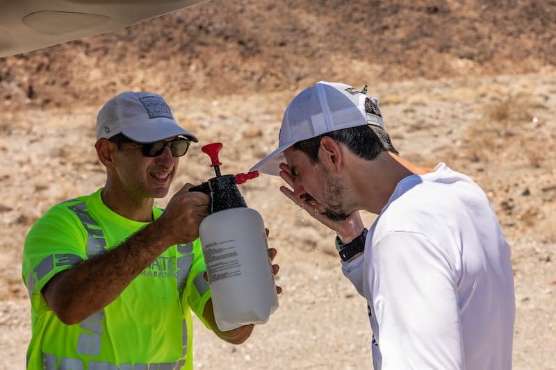 Alexandre Castello Branco recebe jatos d’água para aliviar o forte calor da Badwater. (Foto de Beto Noval)