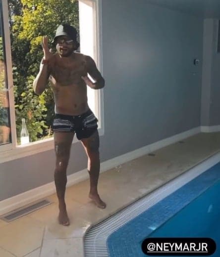 Neymar dançando à beira da piscina