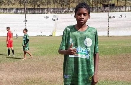 David Luiz, de 12 anos, autor de golaço viral em Minas Gerais