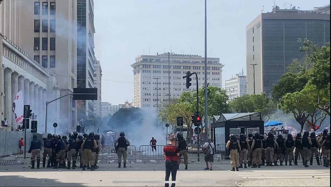 A festa do Flamengo, no Centro do Rio, terminou em conflitos e ação da Policia Militar