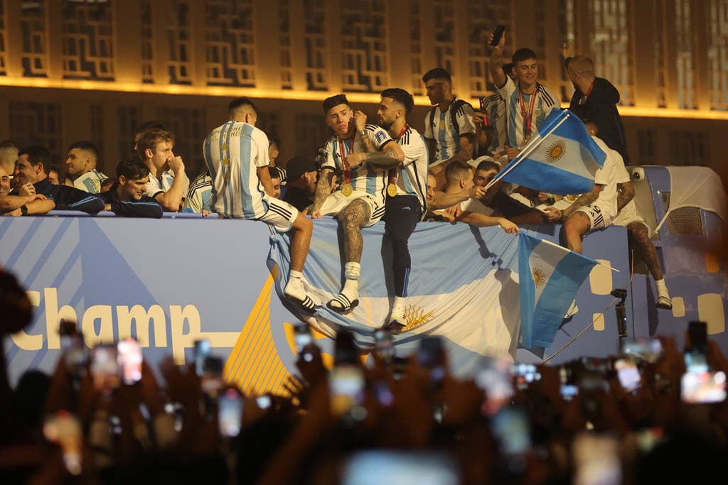 jogadores argentinos desfilam Lusail Boulevard, Lusail, Qatar