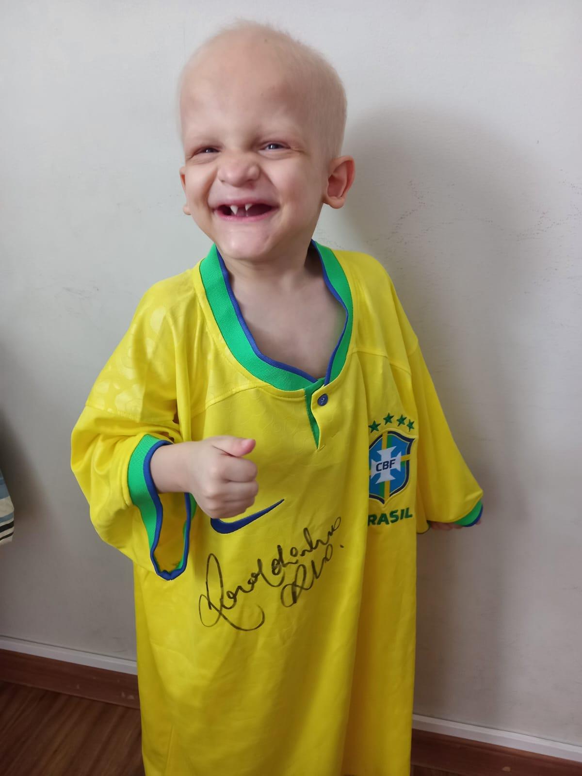 Dani com camisa autografada por Ronaldinho Gaúcho