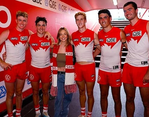 atriz Sydney Sweeney visitou a equipe de futebol australiano Sydney Swans