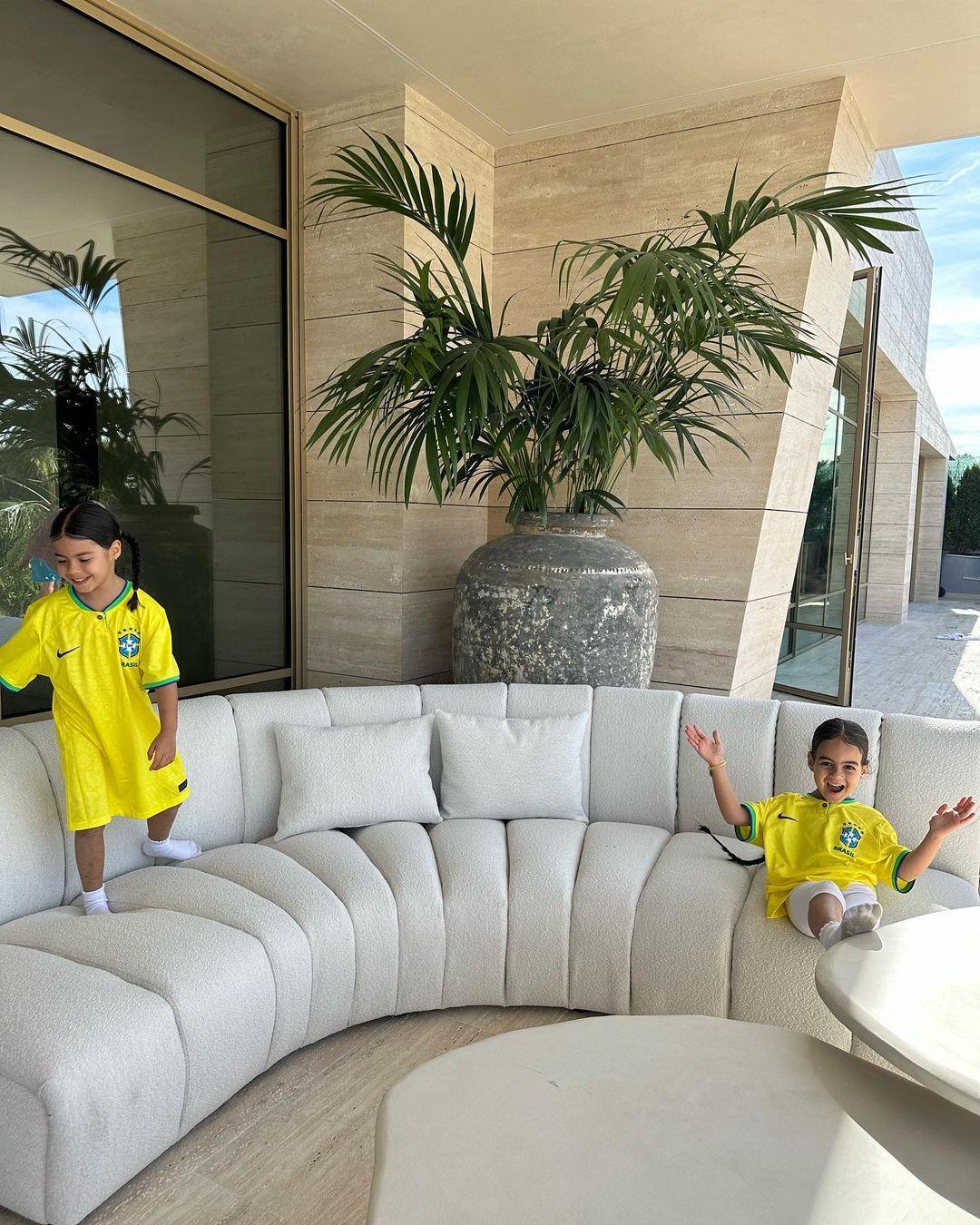 Gêmeas de Cristiano Ronaldo com camisa do Brasil