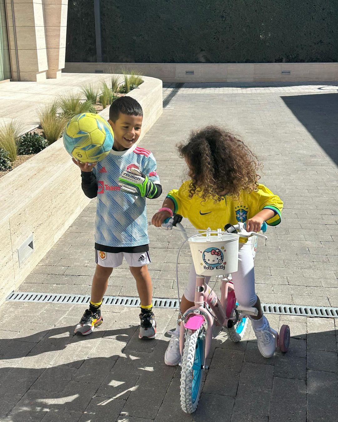Filha de Cristiano Ronaldo com camisa do Brasil