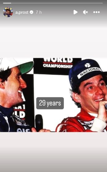 Alain Prost homenageia Senna