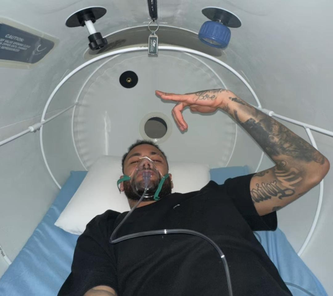 Neymar em câmara hiperbárica