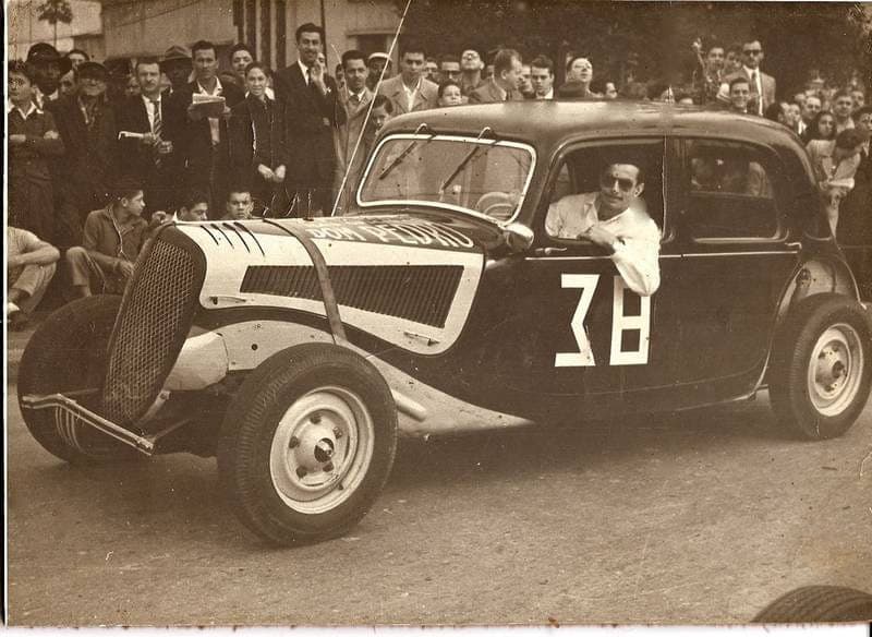 Antônio Pegoraro em corrida de rua nos anos 1950 com Citroën 