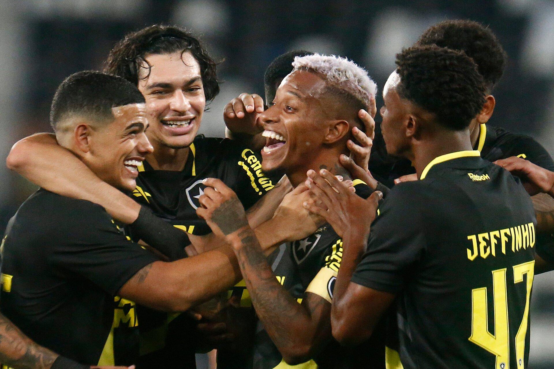 jogadores do Botafogo celebram gol
