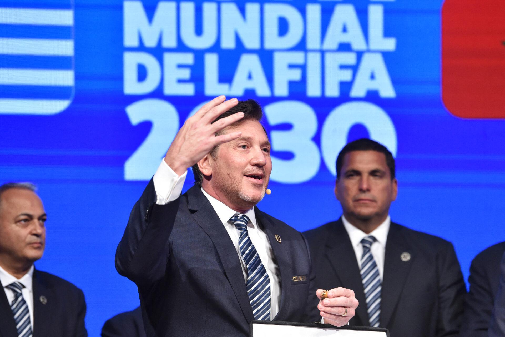O presidente da Conmebol, Alejandro Dominguez, faz um discurso durante o 78º Congresso Ordinário da Conmebol em Luque, Paraguai, em 11 de abril de 2024. NORBERTO DUARTE/AFP