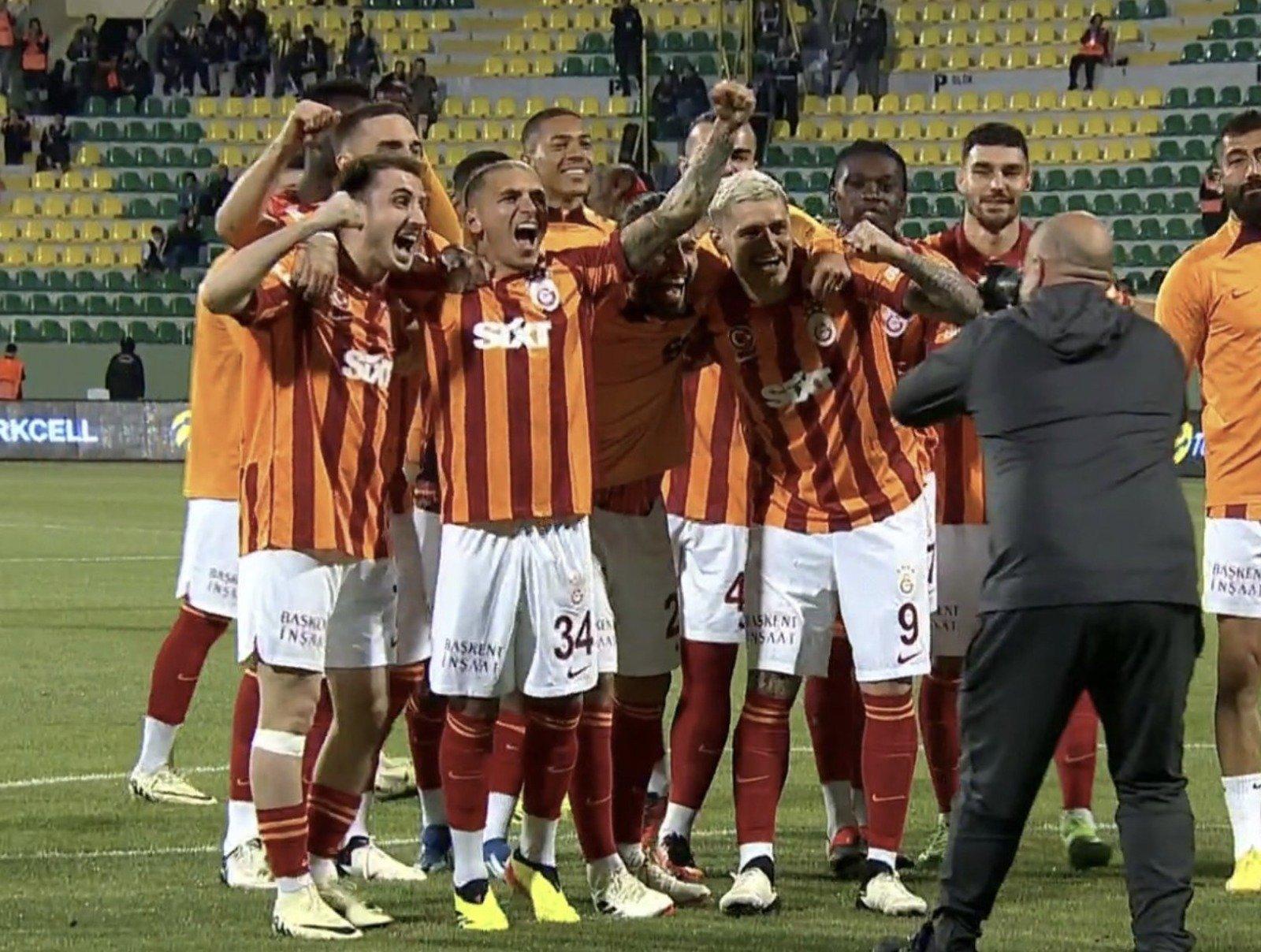 Jogadores do Galatasaray comemoram o título da Supercopa da Turquia