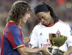 Ronaldinho Gaúcho perde jogo pelo Milan mas recebe trofeu dos jogadores do Barcelona