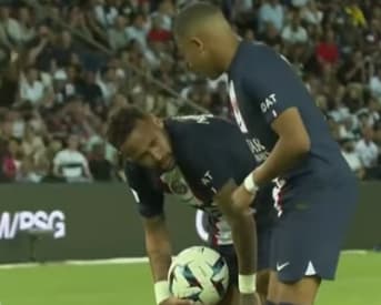 Neymar e Mbappé discutindo antes de cobrança de pênalti