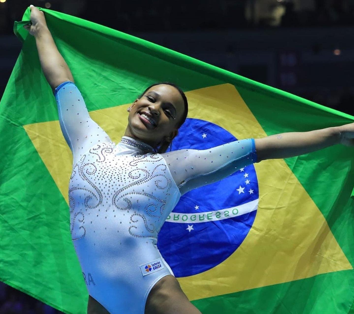 Rebeca Andrade com a bandeira do Brasil