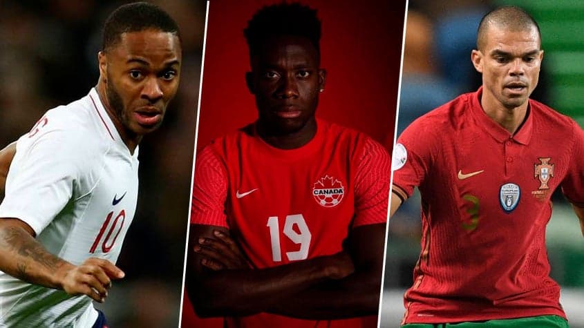 Sterling (com a camisa da Inglaterra), Alphonso Davies (com a camisa do Canadá) e Pepe (com a camisa de Portugal).