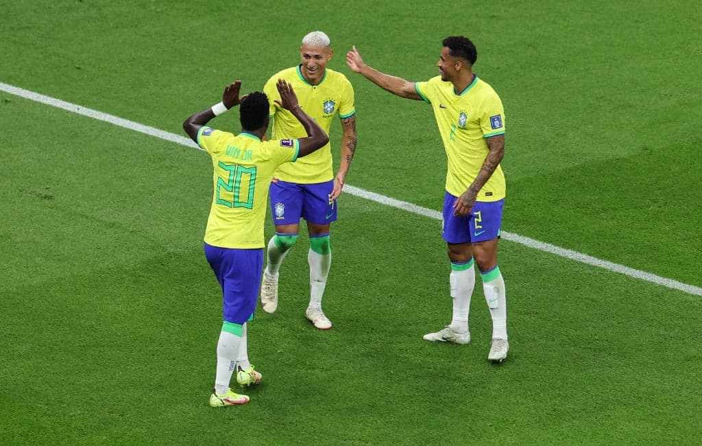 Em jogo emocionante, Brasil vence Sérvia e confirma segunda vitória