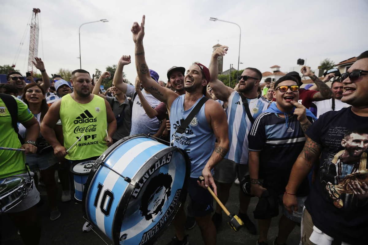 Seleção da Argentina é recebida com festa da torcida em Buenos Aires antes de amistoso Lance