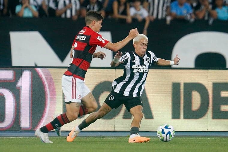 Botafogo x Flamengo - Ayrton Lucas e Segovia