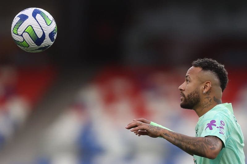 Neymar está na escalação titular de Diniz na sua estreia pela Seleção Brasileira