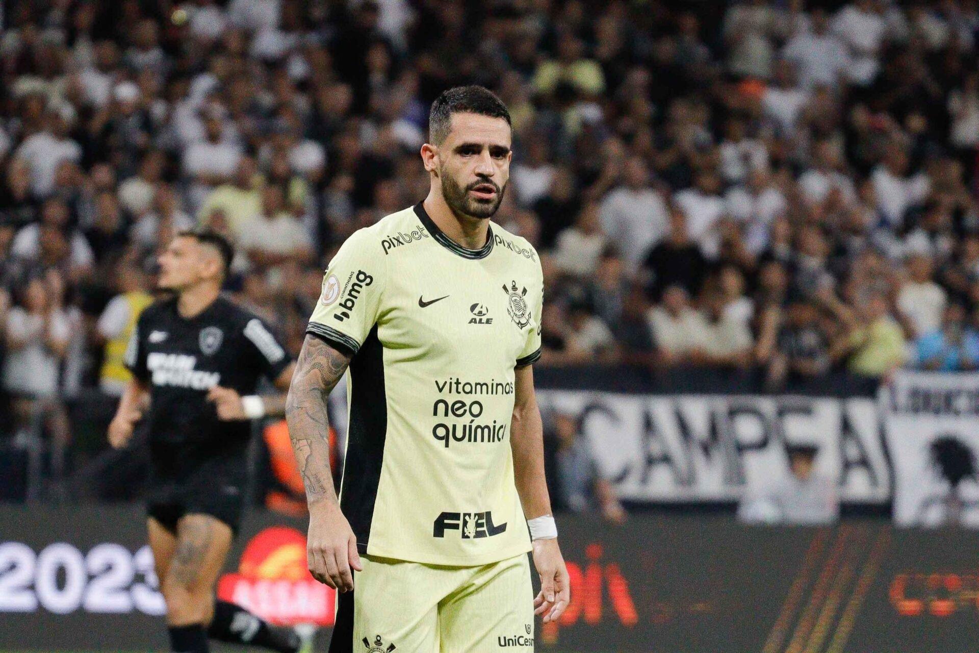 Ao contrário de Fábio Santos, Renato Augusto não tem saída definida do Corinthians
