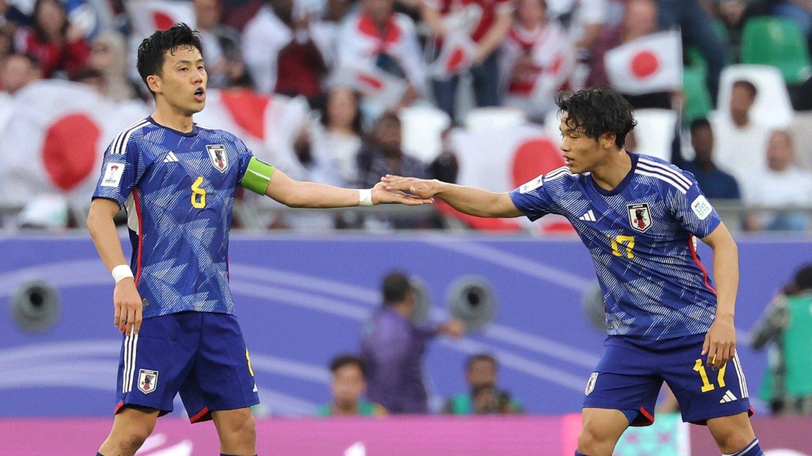 日本はゴールを祝う
