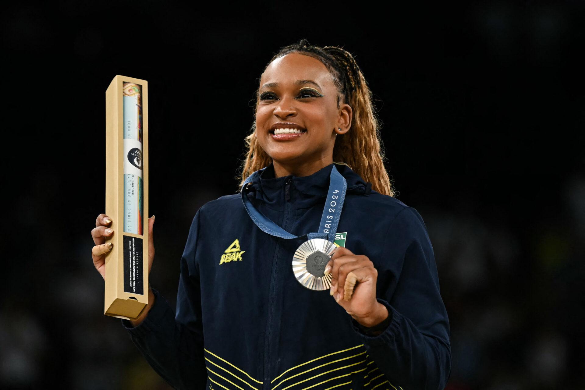 Rebeca Andrade é a brasileira com mais medalhas na hisória das Olimpíadas (Foto: Paul ELLIS/AFP)