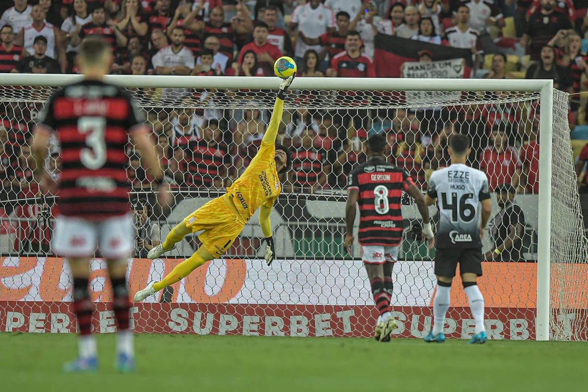 Hugo Souza em ação pelo Corinthians no jogo de ida da semifinal da Copa do Brasil contra o Flamengo