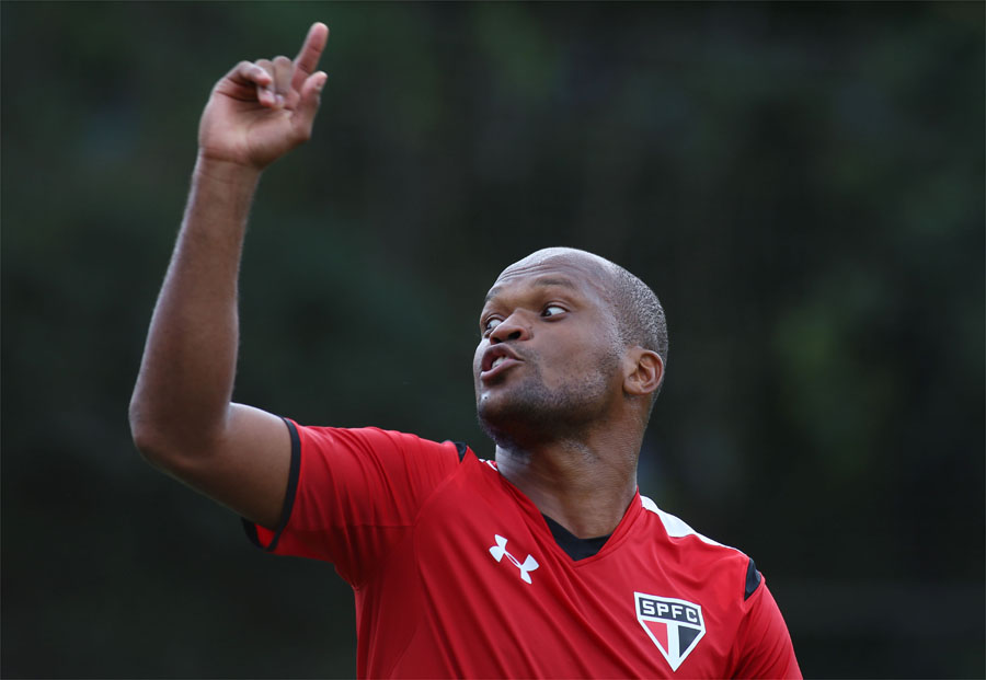 Ex-São Paulo, Edson Silva é apresentado com pompa na Sérvia - Lance!