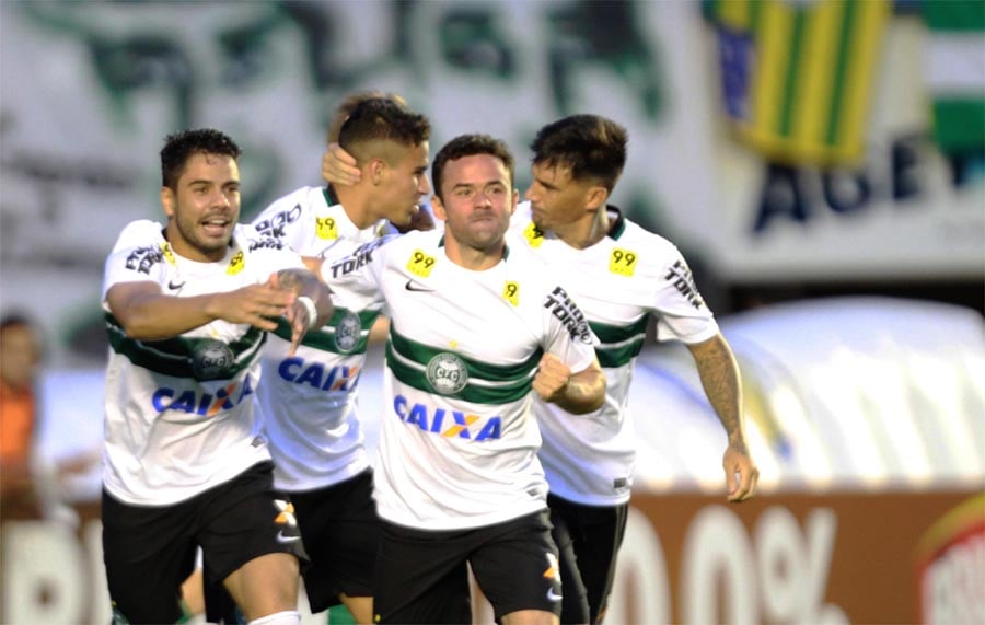 Goiás vence Coritiba e respira na luta contra o rebaixamento no