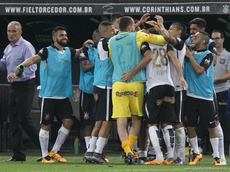 Apesar de acerto com clubes, Timão vê negociação com Lucca emperrar - Lance!