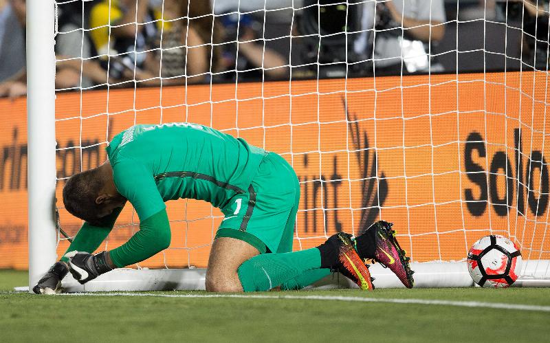 Alisson admite sorte em gol anulado, mas vê 'bola complicada' - Lance!