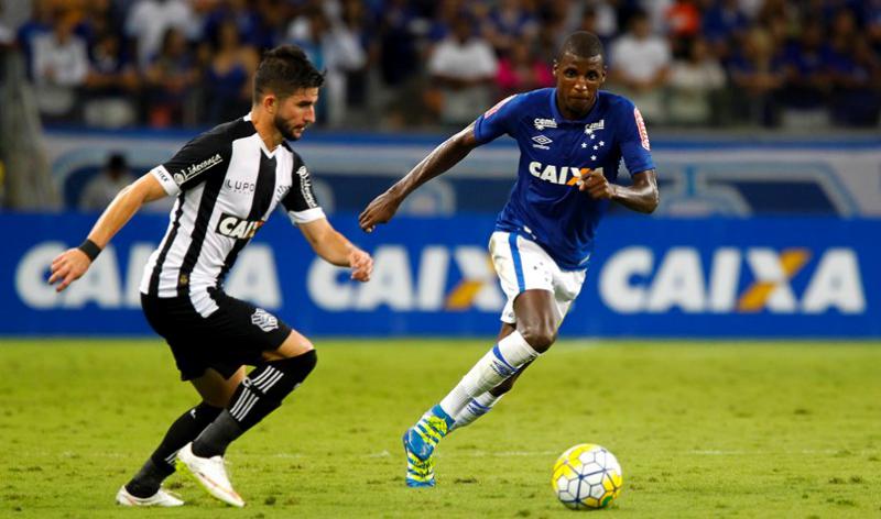 Volante Sente Dores Na Coxa Esquerda E Deixa Treino Do Cruzeiro Mais ...