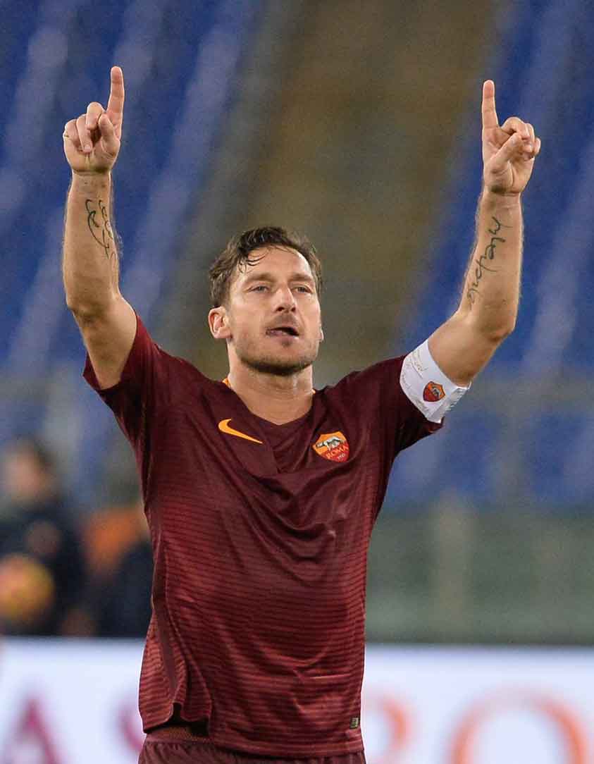 Totti marca, Roma vira sobre o Genoa e assume o segundo lugar na