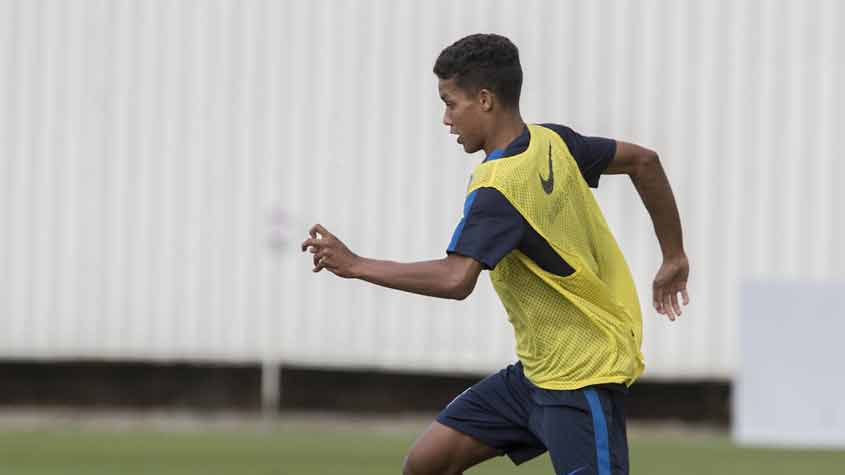 Fagner correndo na Fonte Nova com a bola em seus pés no jogo contra o Bahia