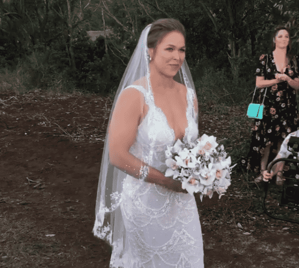 Vídeo mostra entrada de Ronda Rousey em casamento com lutador Lance