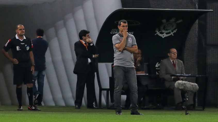 Jô aparece com tranças e coque, treina e reforça o Corinthians contra o  Coritiba, corinthians