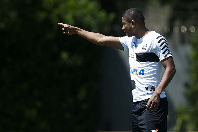 Bruno Henrique revela insegurança com óculos nos treinos em campo do Santos, santos