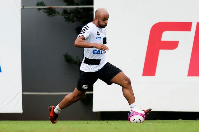 De óculos, Bruno Henrique vai a campo em treino do Santos após grave lesão  no olho, santos